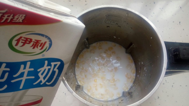 牛奶玉米汁,加入500ml的纯牛奶,再加适量水,水量比牛奶量多一点