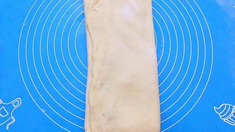 大理石花纹吐司,然后右边往左折叠三分之一,如图