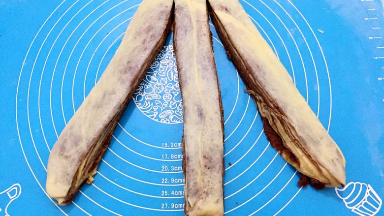 大理石花纹吐司,用刀切成三部分,上面不切断,如图