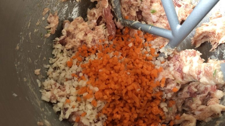 红烧狮子头,加入胡萝卜碎,将肉馅继续搅拌均匀,上劲儿