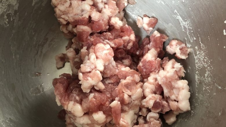 红烧狮子头,猪肉绞馅备用,最好三肥七瘦