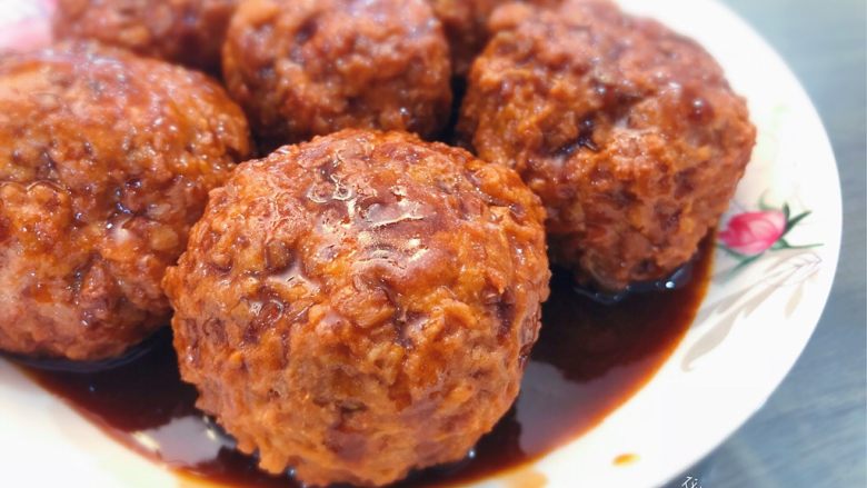 红烧狮子头,装盘,浇汁即可,可用适量小油菜进行摆盘,因为家里没有准备就没有摆。色泽均匀,汤汁有光泽,有没有食欲大开