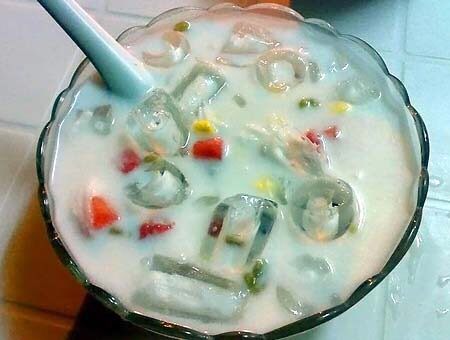 自制椰奶,如果要吃清补凉的朋友就可以在椰奶里加入各种水果丁之类的，或者冰块，只要你喜欢的煮熟的各种豆类也是可以的！开动吧，不去海南也能把海南搬上你的餐桌哦！爱生活，爱美食，感兴趣的朋友可以加我的微信mm1071020859，进入我们的美食群，那里有一群爱美食的人等着你的到来！