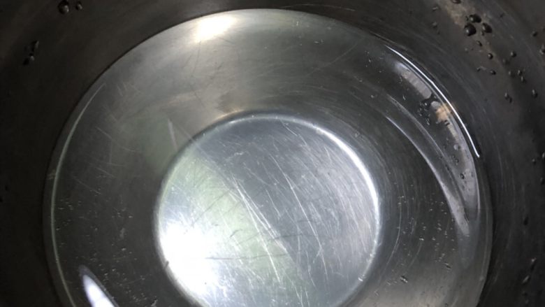 自制椰奶,椰子水里会掉进去一点小木头渣，把它稍微过滤一下子就好了。