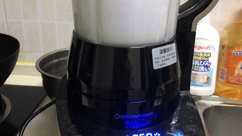 自制椰奶,将椰肉喝椰汁一起放入破壁机内，选择果汁功能！椰汁打好后加木糖醇，OK了！