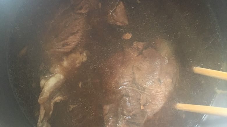 酱牛肉,两个小时后的样子,连汤放冰箱里冷藏一晚上