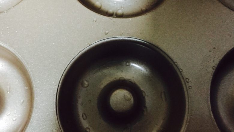 蛋糕甜甜圈,模具内刷上一层油,防粘