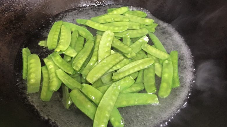 荷兰豆炒腊肠,水开倒入荷兰豆快速汆烫至颜色变深,约1分钟