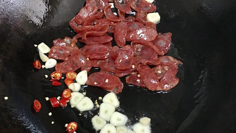 荷兰豆炒腊肠,下蒜片和辣椒圈,略微翻炒一下
