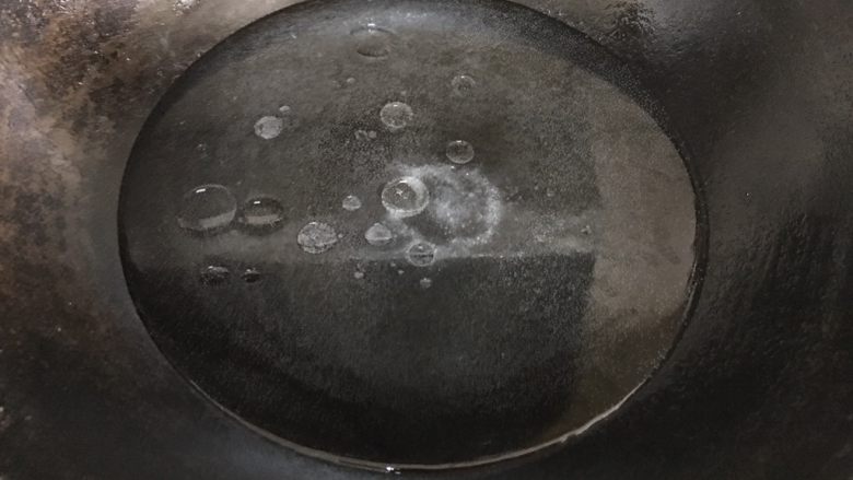 荷兰豆炒腊肠,锅里烧开水,加少许油和盐