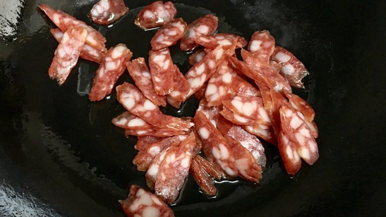 荷兰豆炒腊肠,热锅冷油,只需要少量油,腊肠会煸出油来,可以用中火,以防炒焦