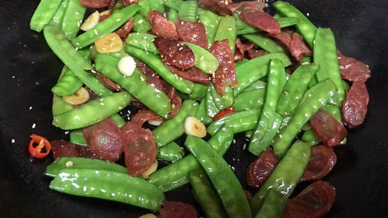 荷兰豆炒腊肠,因为荷兰豆烫过,腊肠煸炒过,都非常容易熟了,出锅前撒上些<a style='color:red;display:inline-block;' href='/shicai/ 756'>鸡精</a>炒匀即可