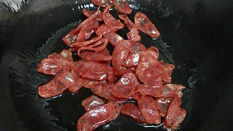 荷兰豆炒腊肠,炒制腊肠变透明,微微弯曲