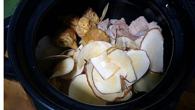 海底椰无花果瘦肉汤,砂锅倒入瘦肉,海底椰,无花果干加入适量的水,盖锅盖