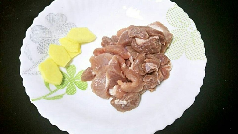 海底椰无花果瘦肉汤,准备切好的<a style='color:red;display:inline-block;' href='/shicai/ 429'>瘦肉</a>,姜片