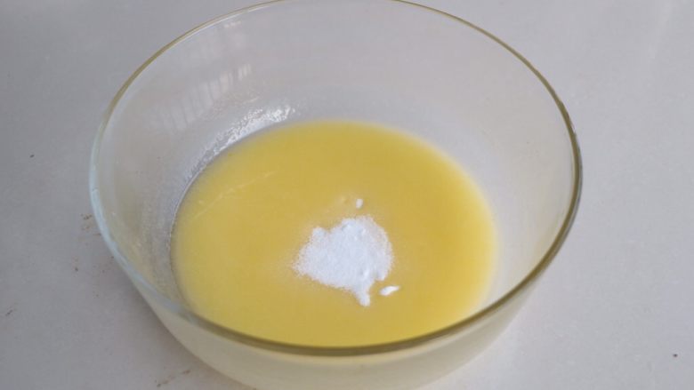 蔓越莓饼干,加入细糖搅打均匀;