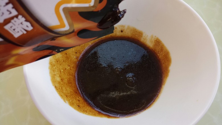 红烧鸡腿,再加一勺黑胡椒酱,调匀