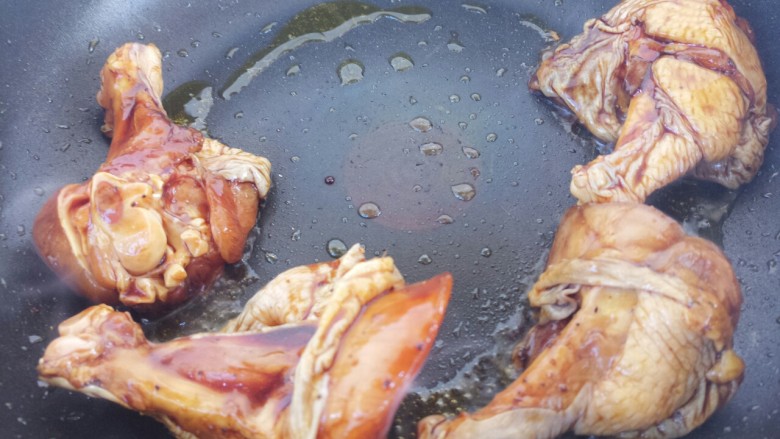 红烧鸡腿,用剩下的油,煎鸡腿