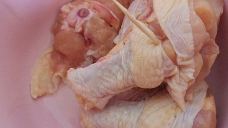 红烧鸡腿,用牙签插一些小孔,方便腌入味