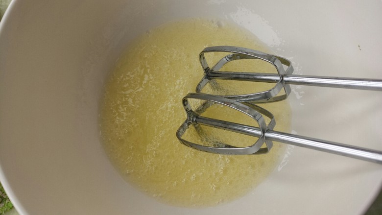 草莓松饼,然后打发蛋白,先打出鱼眼泡