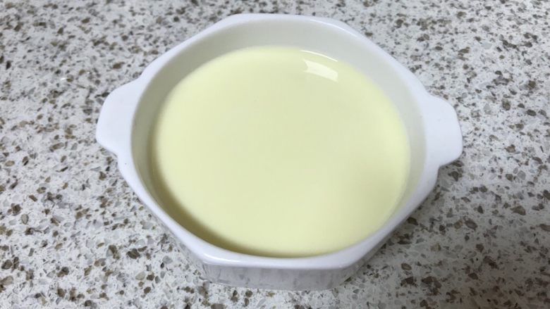 奶香四溢的~牛奶炖蛋,过筛好的蛋液,细腻没有泡沫哦