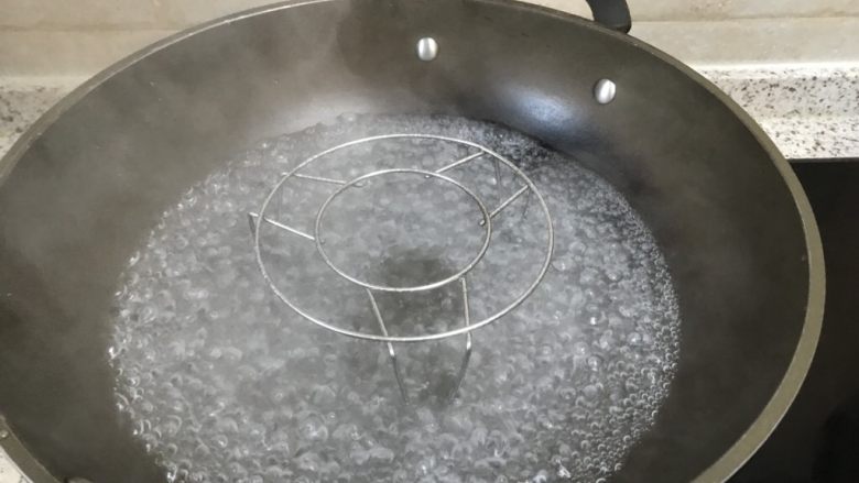 奶香四溢的~牛奶炖蛋,锅里倒入适量水烧开