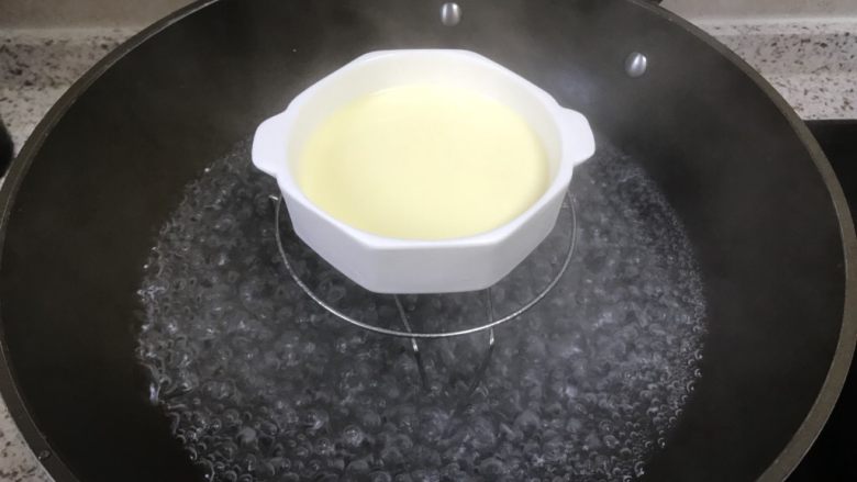 奶香四溢的~牛奶炖蛋,放入过筛好的蛋液