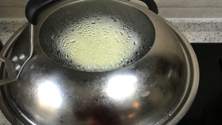 奶香四溢的~牛奶炖蛋,盖上锅盖,蒸八分钟