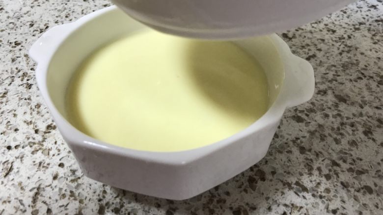 奶香四溢的~牛奶炖蛋,过筛两遍