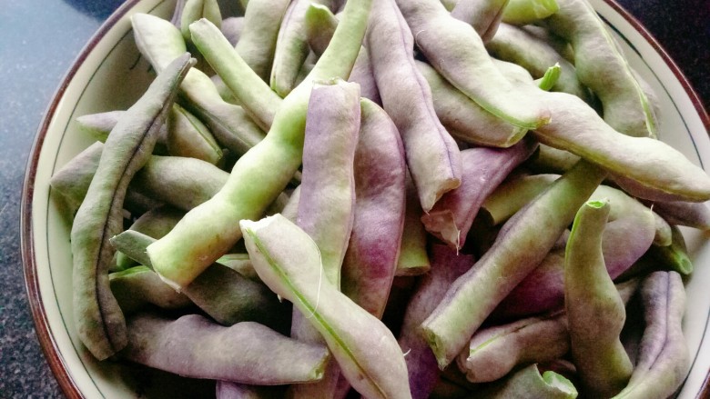 豆角焖面,芸豆摘干净，清洗干净控干水分