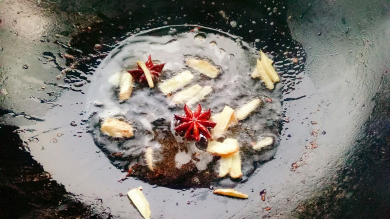 豆角焖面,锅中做油炒<a style='color:red;display:inline-block;' href='/shicai/ 695'>八角</a>和生姜。