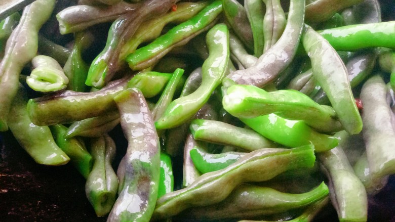 豆角焖面,下入<a style='color:red;display:inline-block;' href='/shicai/ 3639'>豆角</a>翻炒，炒至<a style='color:red;display:inline-block;' href='/shicai/ 3639'>豆角</a>变软颜色油亮。