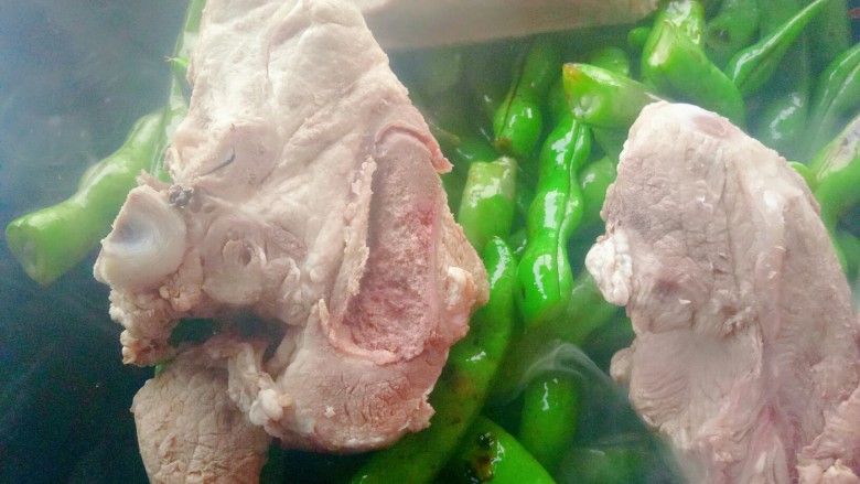 豆角焖面,放入大骨头