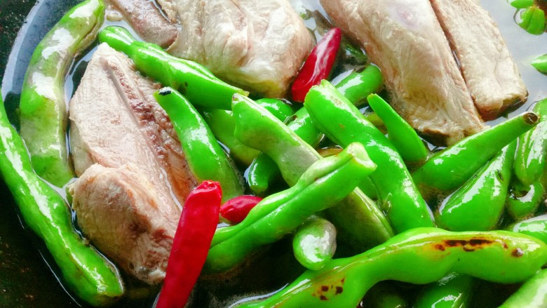 豆角焖面,<a style='color:red;display:inline-block;' href='/shicai/ 86464'>干红辣椒</a>和冷水，大火烧开，中小火炖40分钟