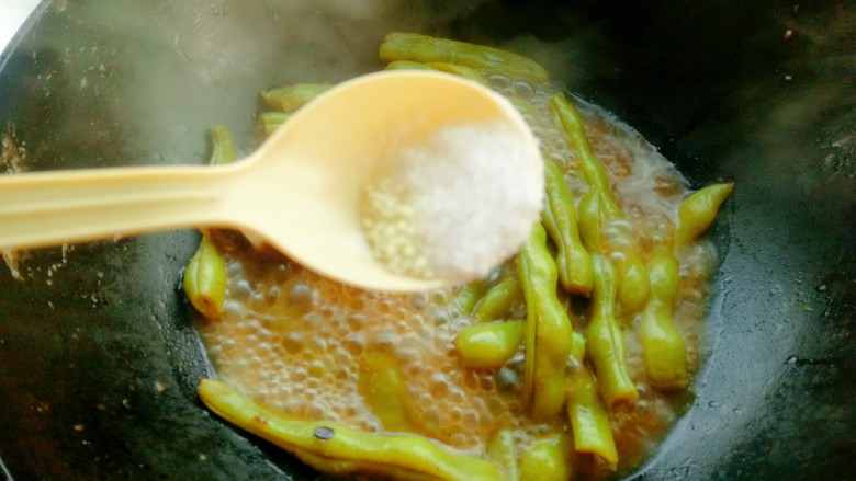 豆角焖面,炖好的豆角放入食盐和<a style='color:red;display:inline-block;' href='/shicai/ 756'>鸡精</a>，拌匀后盛出一碗汤汁