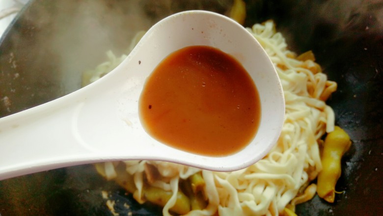 豆角焖面,打开盖子浇入事先留出的汤汁