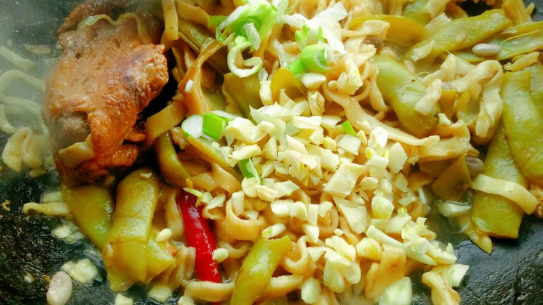 豆角焖面,撒上蒜末和葱花