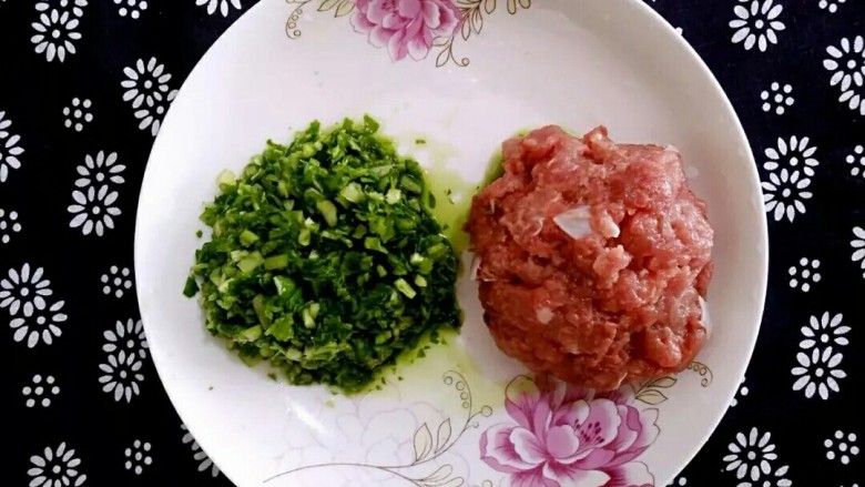 柠檬豆腐青菜肉丸,<a style='color:red;display:inline-block;' href='/shicai/ 4430'>里脊肉</a>和青菜分别剁细混合。