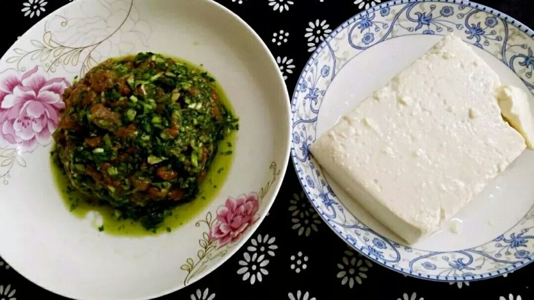 柠檬豆腐青菜肉丸,豆腐洗净捏碎。