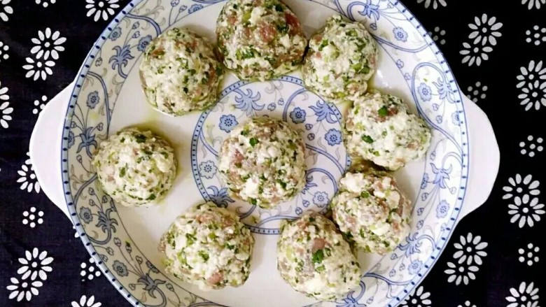 柠檬豆腐青菜肉丸,揉成一小团的肉丸子。