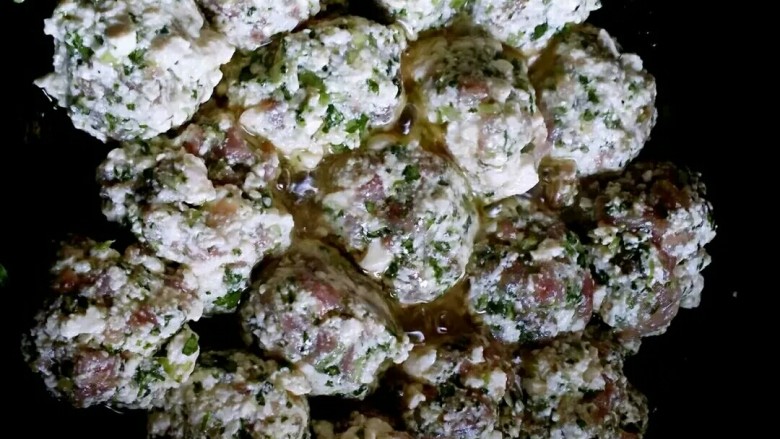 柠檬豆腐青菜肉丸,油烧好，小火，轻轻放入肉丸，微炸，不要翻面。