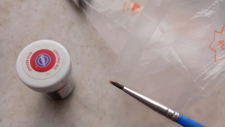 蛋白糖,用细毛笔沾少许色素画在裱花袋中(不喜欢加颜色可以省略此步)