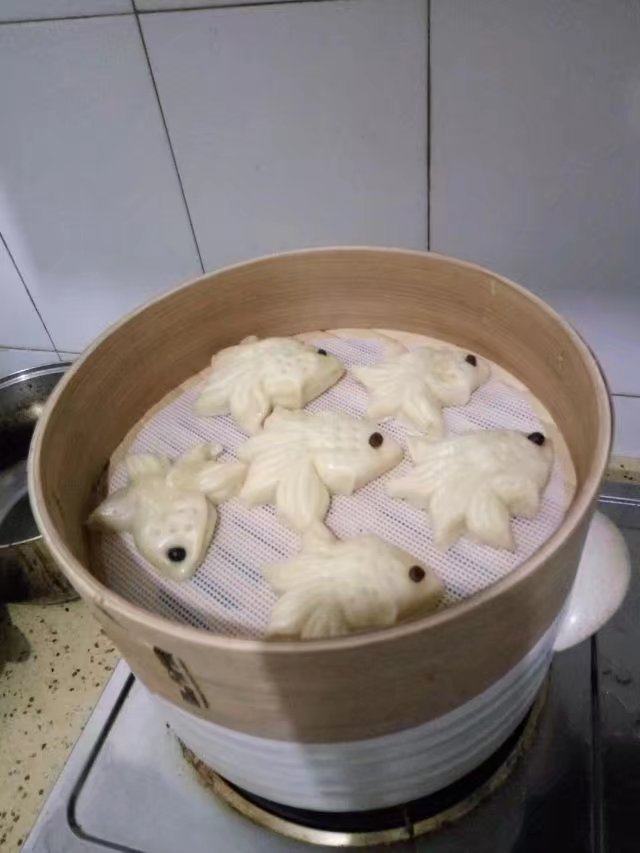 小金鱼馒头,大火蒸二十分钟即可