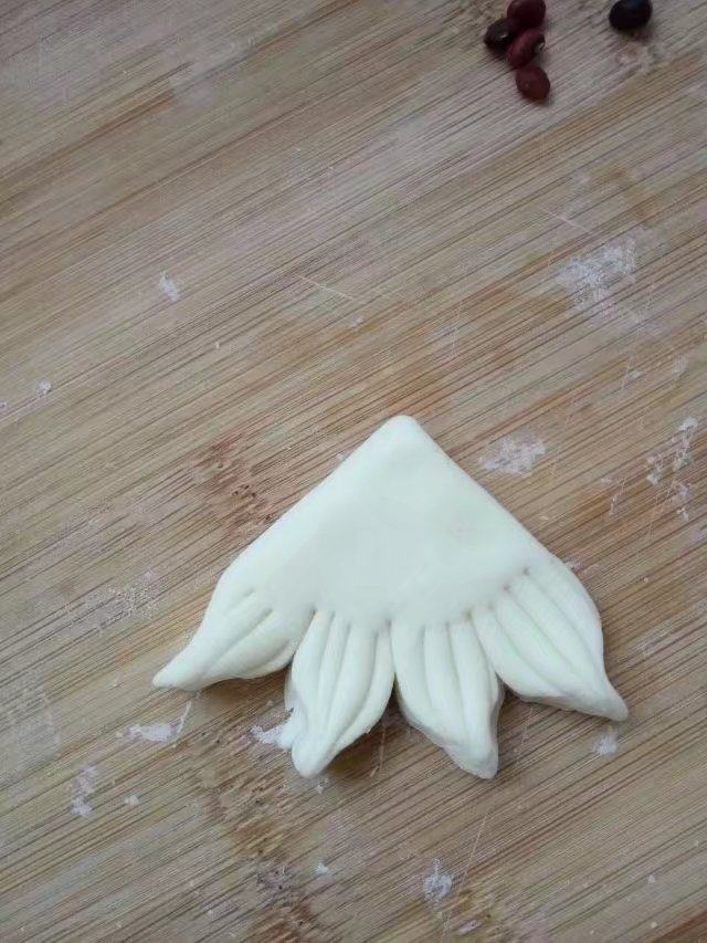 小金鱼馒头,用手捏一下