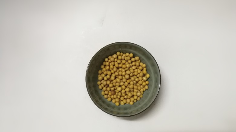 豆浆布丁,准备好一大杯<a style='color:red;display:inline-block;' href='/shicai/ 3603'>黄豆</a>,把坏豆子扔掉