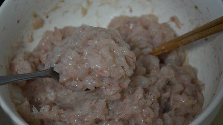 煎虾饼,平底锅倒入少许<a style='color:red;display:inline-block;' href='/shicai/ 849'>花生油</a>,保持小火,油微热,用勺子挖取,放入虾球。