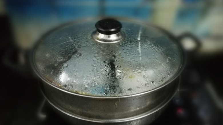 豆浆布丁,冷水上锅,上汽后,转中火蒸10分钟左右