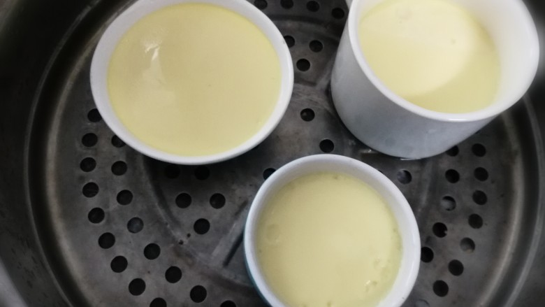 豆浆布丁,蒸好的布丁取出晾凉,嫩嫩滴,滑滑滴