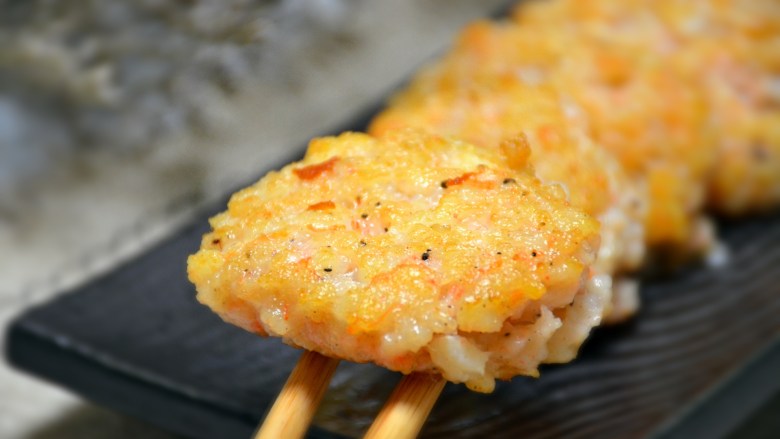 煎虾饼,香喷喷的虾饼出锅了。