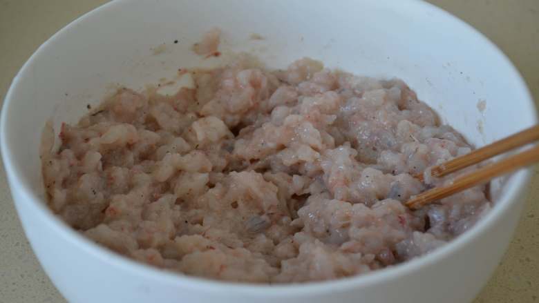 煎虾饼,一个方向搅拌均匀,静置十分钟,使其充分入味。